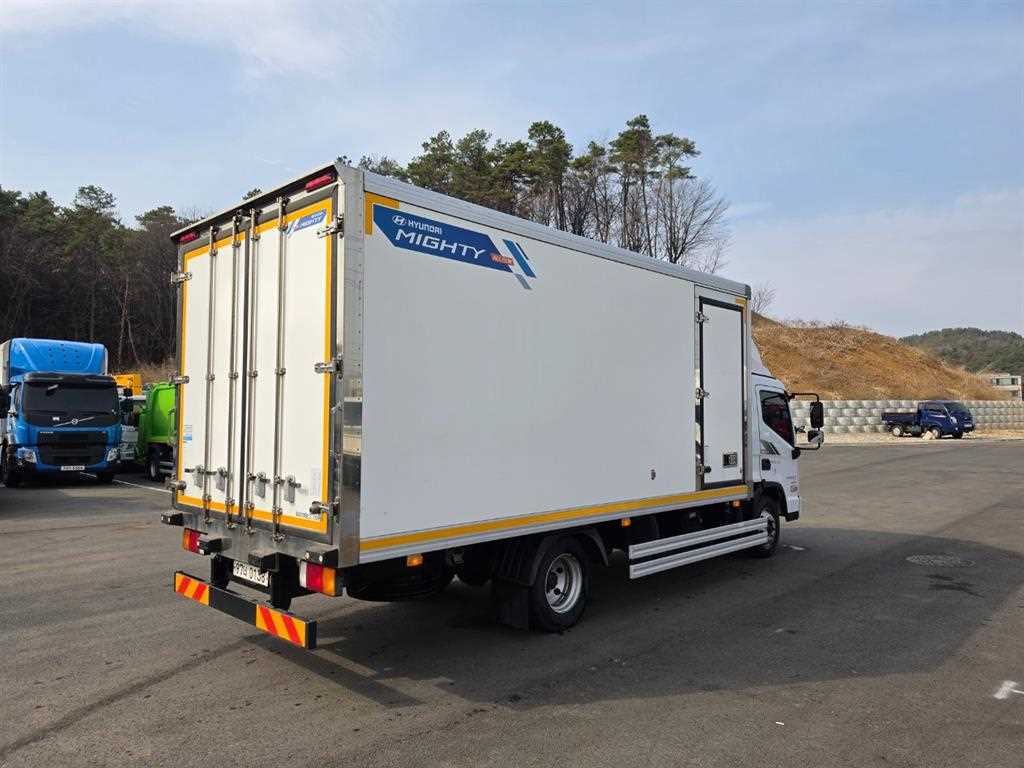 medium and large cargo truck - Vista 5