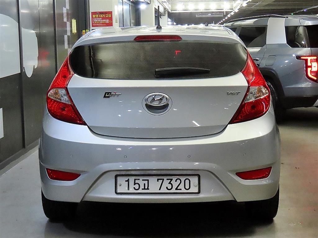 HYUNDAI Accent - Vista 5