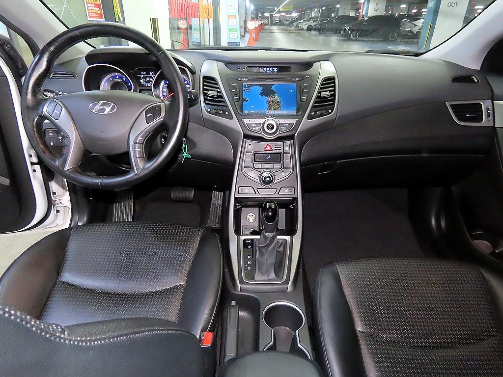 HYUNDAI Avante - Vista 10