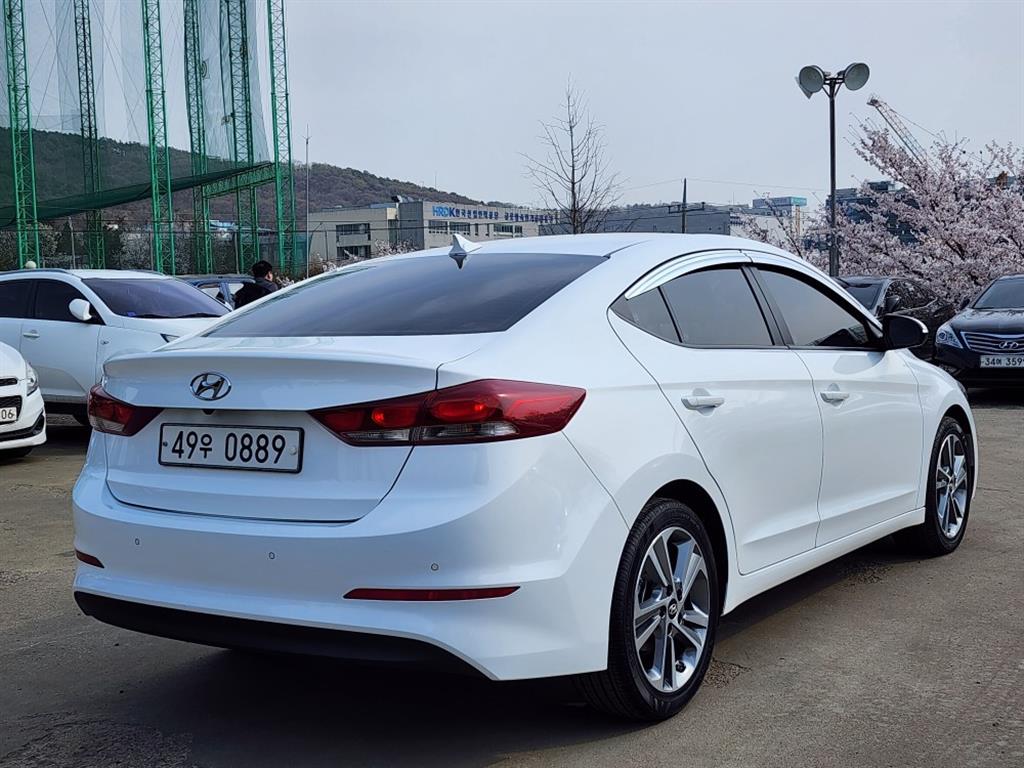 HYUNDAI Avante - Vista 4