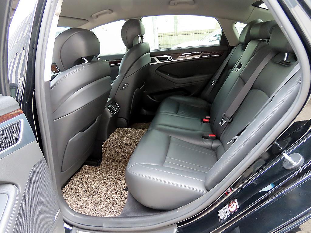 HYUNDAI Genesis - Vista 6