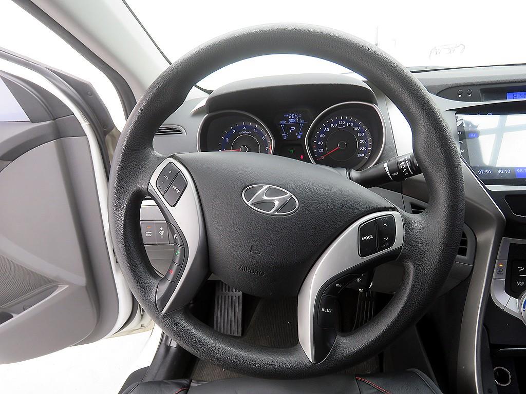 HYUNDAI Avante - Vista 10