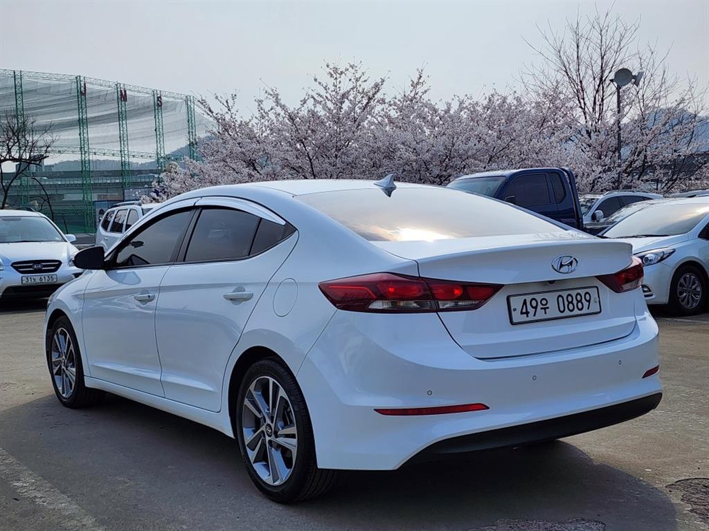 HYUNDAI Avante - Vista 3