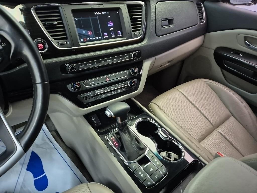 KIA Carnival - Vista 10