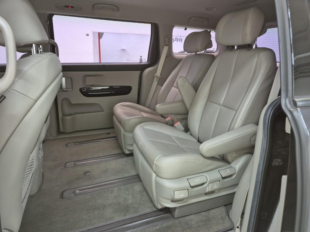 KIA Carnival - Vista 12