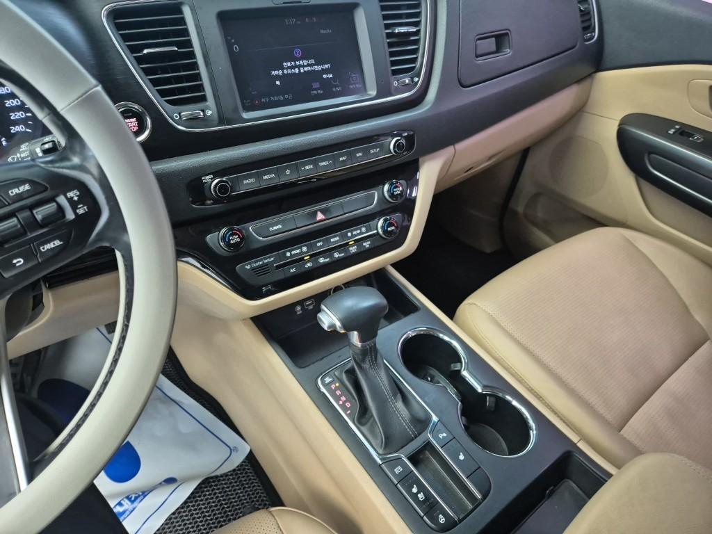 KIA Carnival - Vista 8