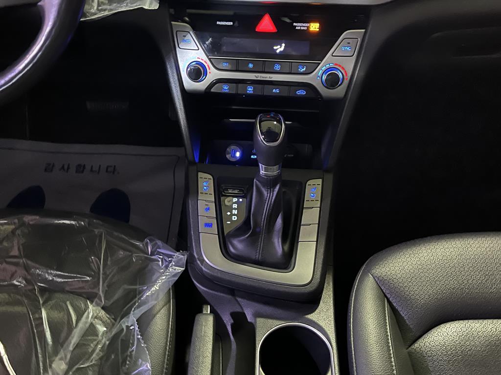 HYUNDAI Avante - Vista 9