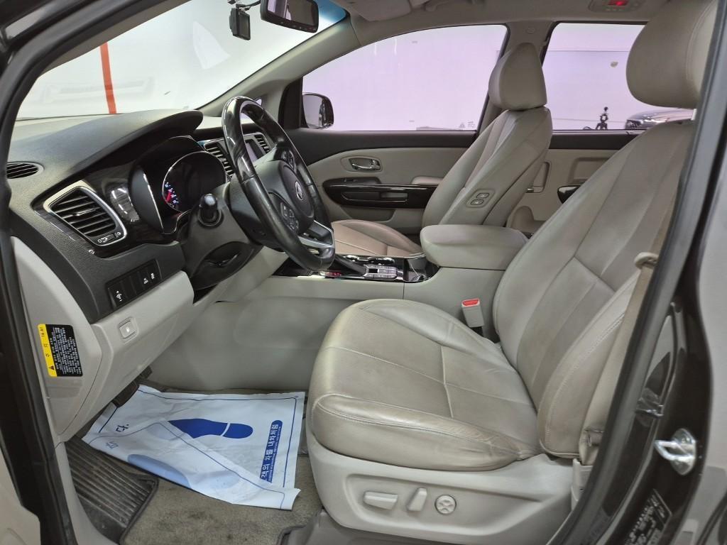 KIA Carnival - Vista 11