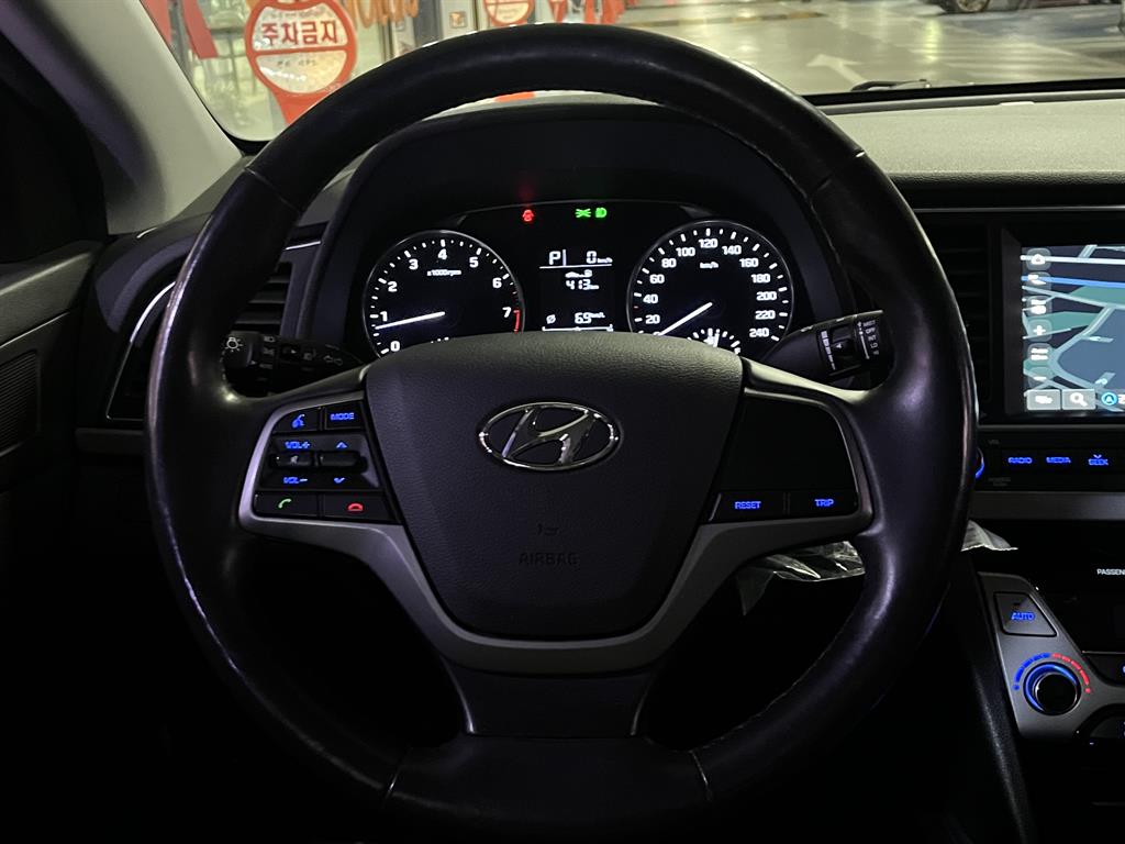 HYUNDAI Avante - Vista 10