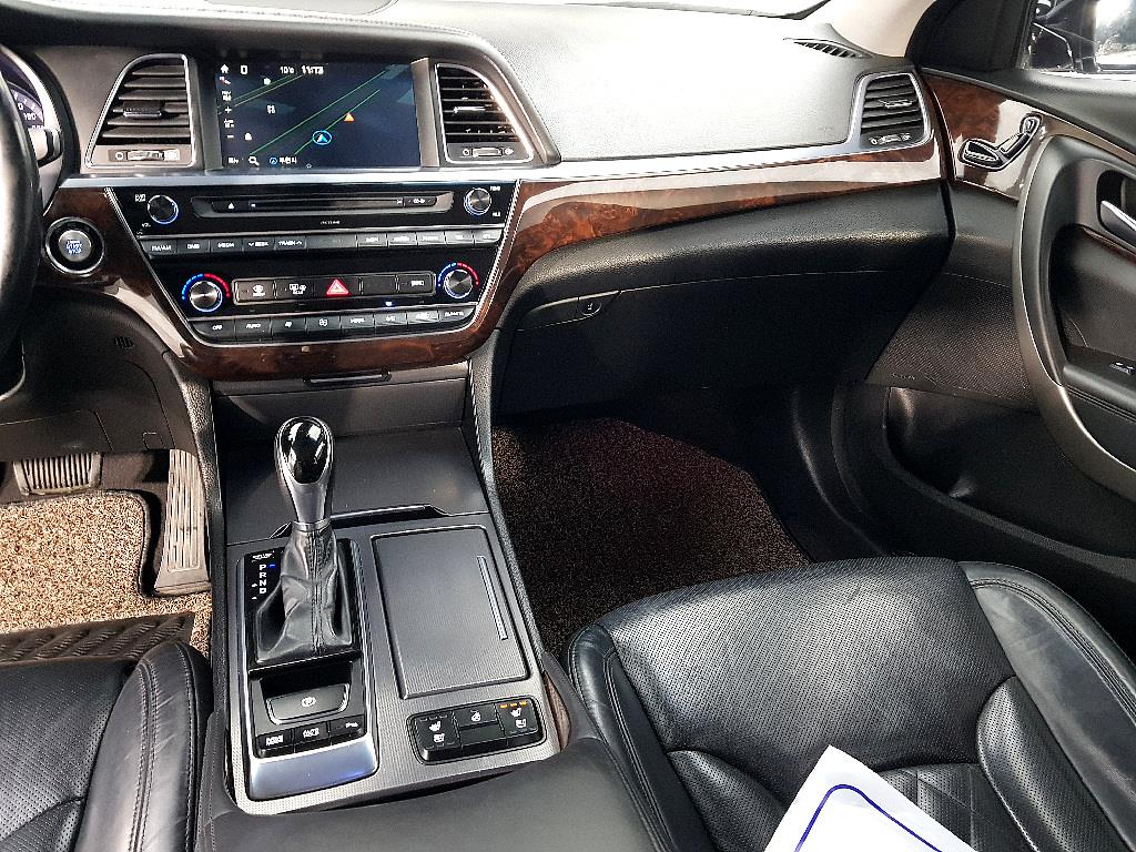 HYUNDAI Aslan - Vista 10