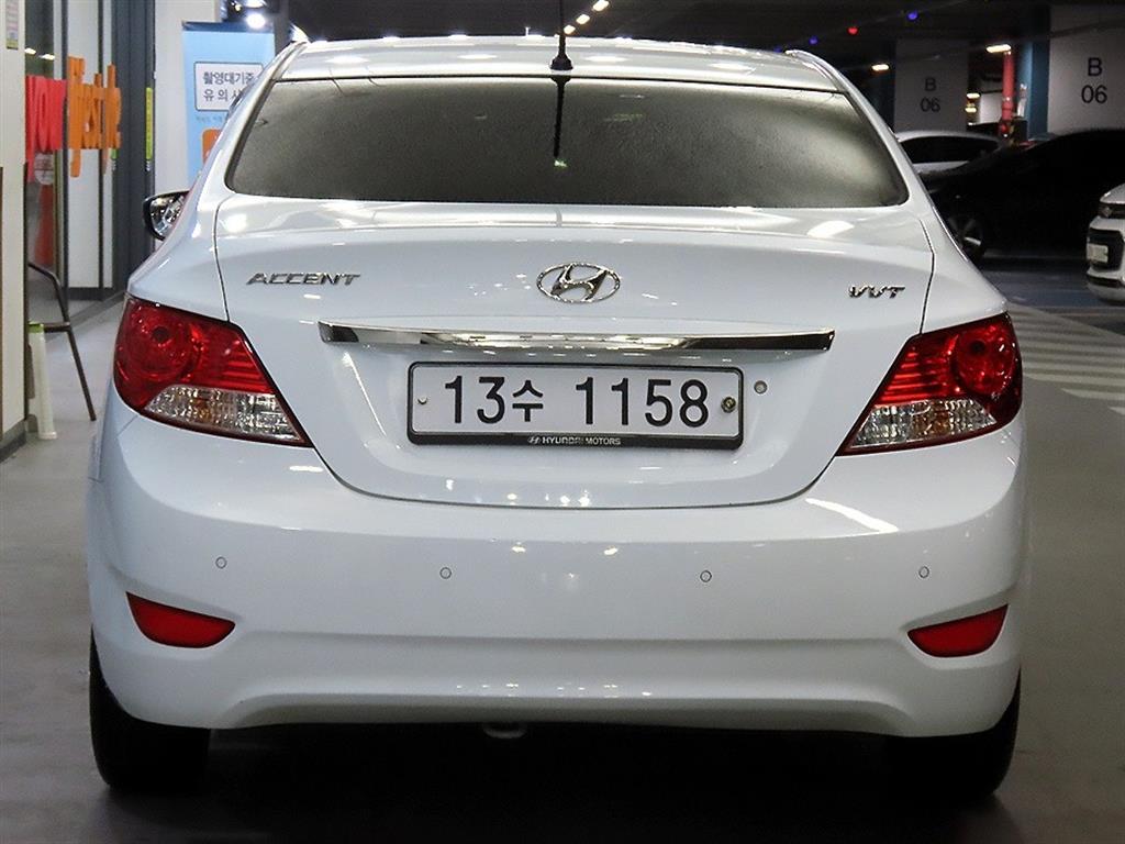HYUNDAI Accent - Vista 5