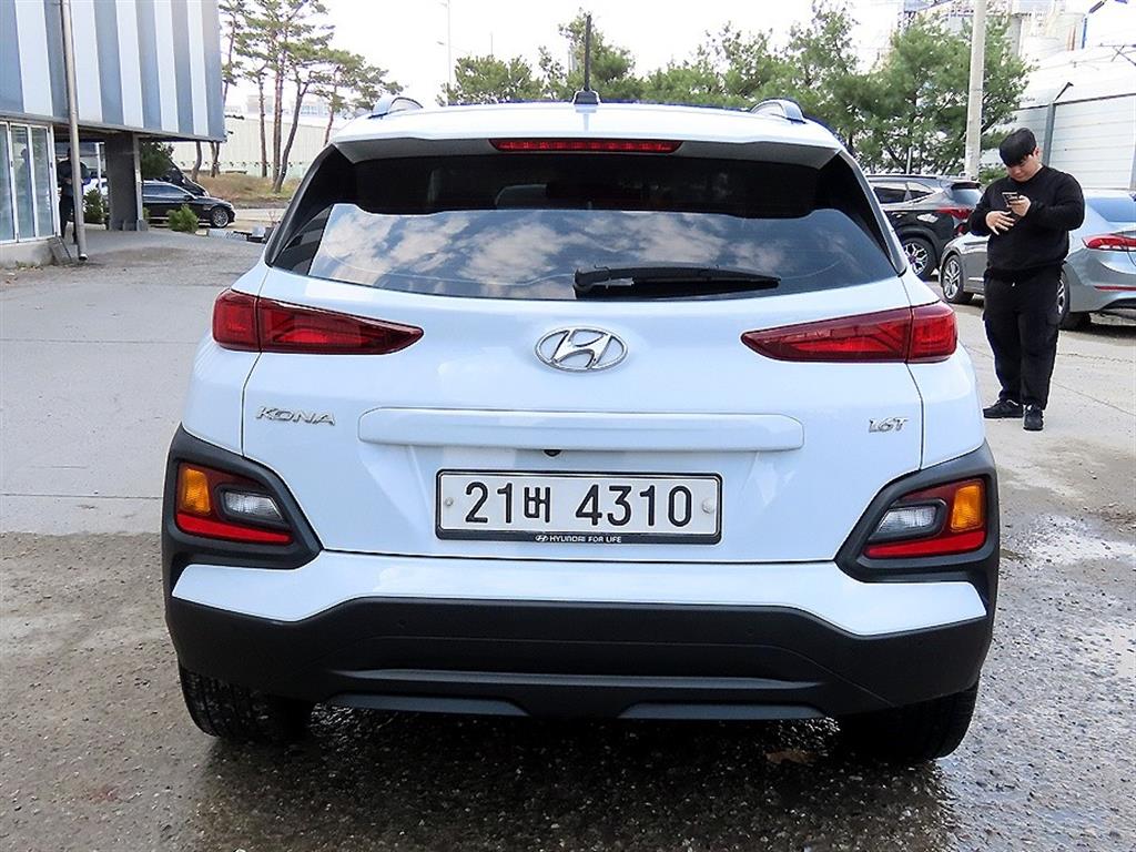 HYUNDAI Kona - Vista 4