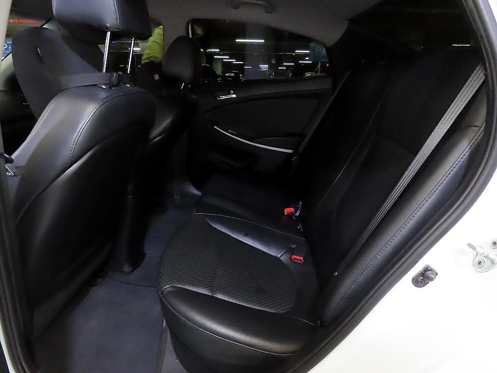 HYUNDAI Accent - Vista 7