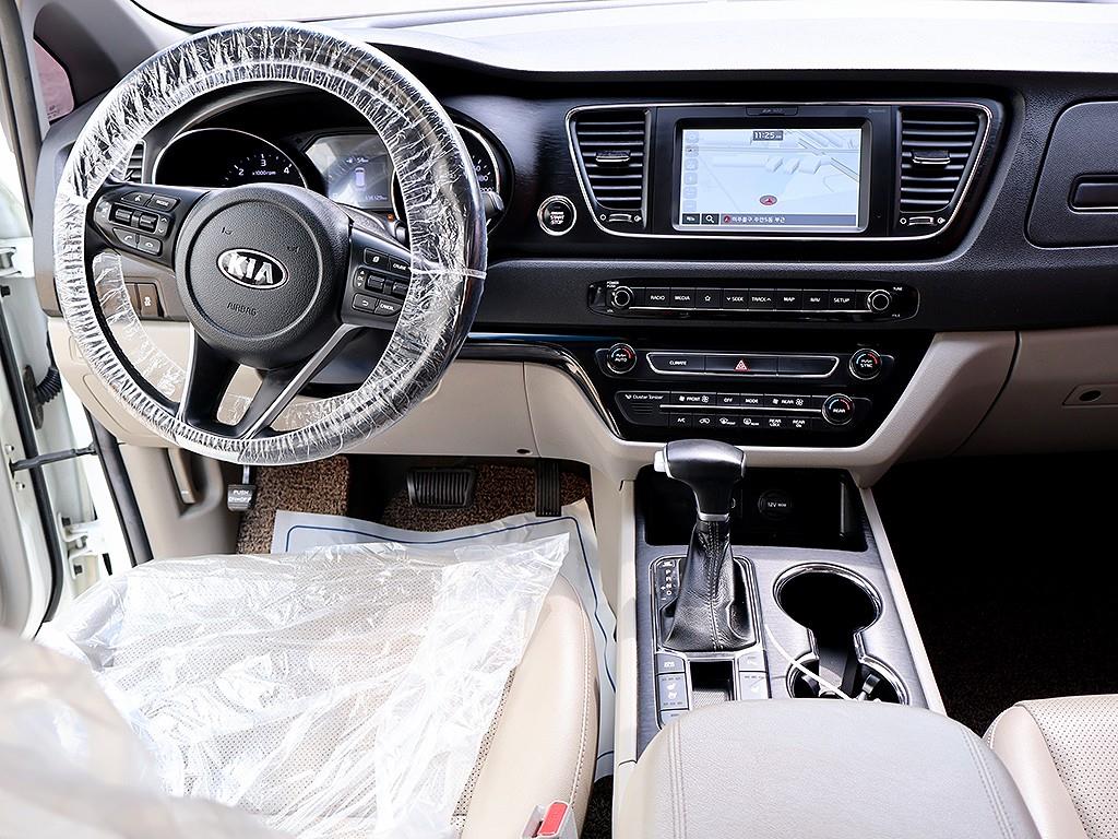KIA Carnival - Vista 9