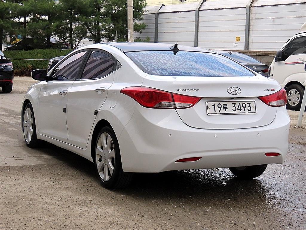 HYUNDAI Avante - Vista 3