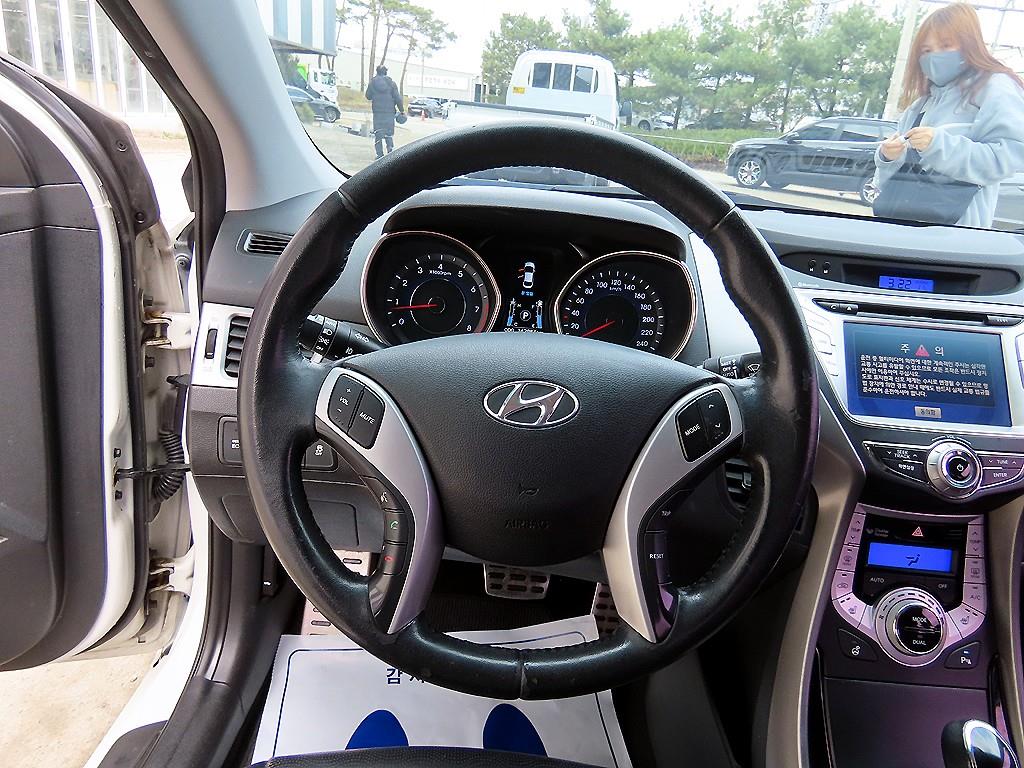 HYUNDAI Avante - Vista 8