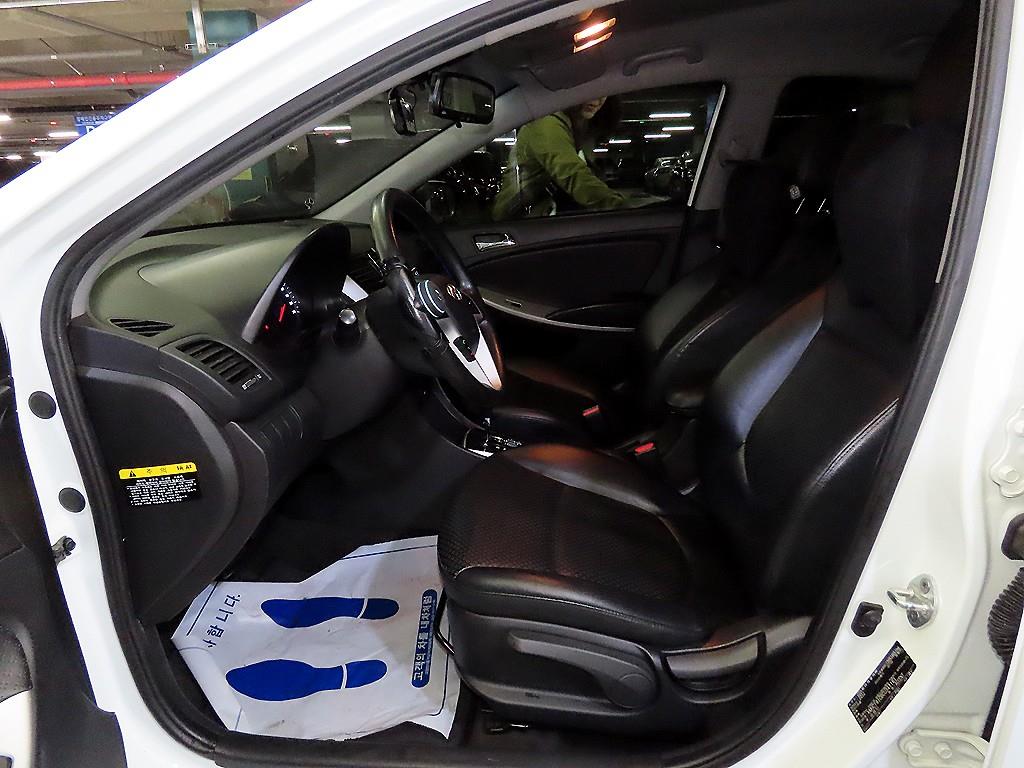 HYUNDAI Accent - Vista 6