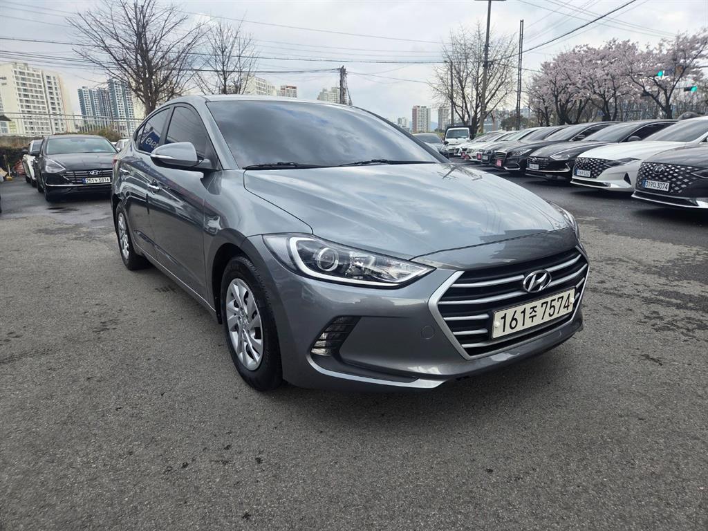 HYUNDAI Avante - Vista 3