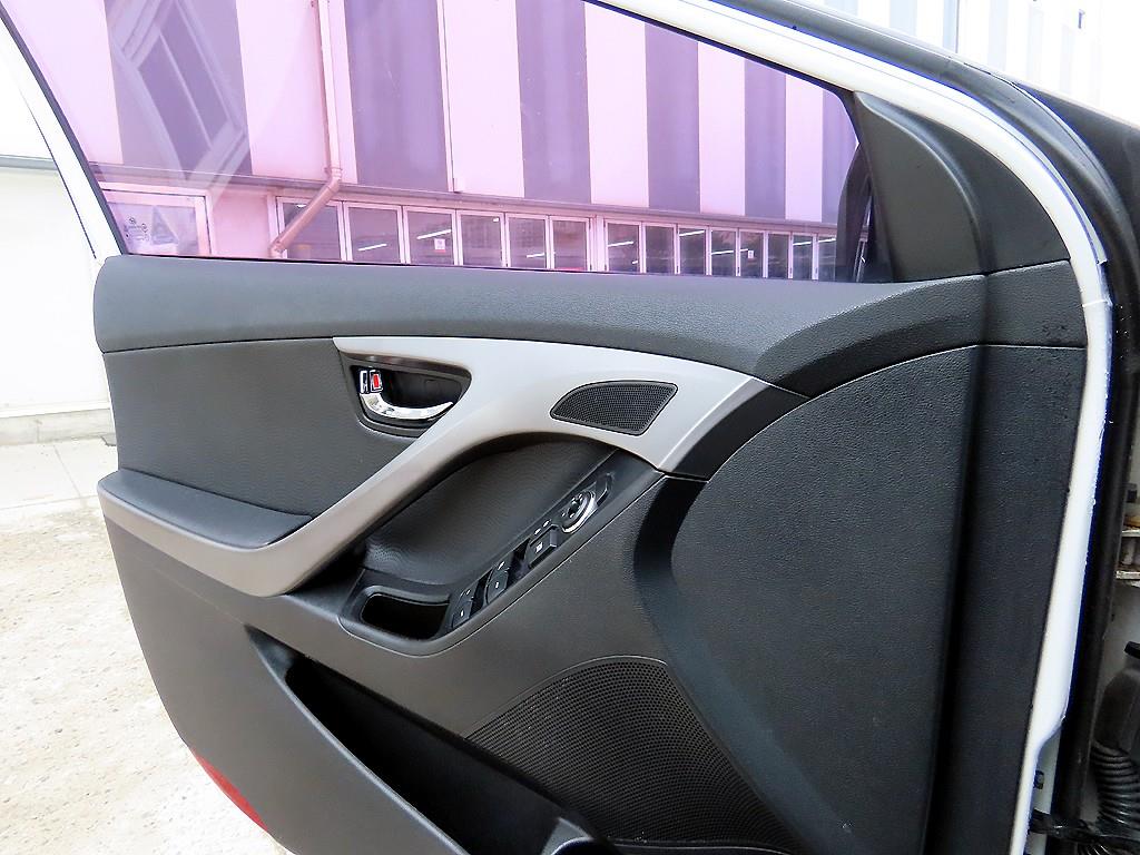 HYUNDAI Avante - Vista 11