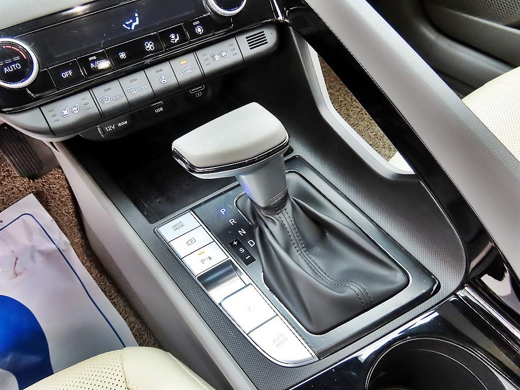 HYUNDAI Avante - Vista 10