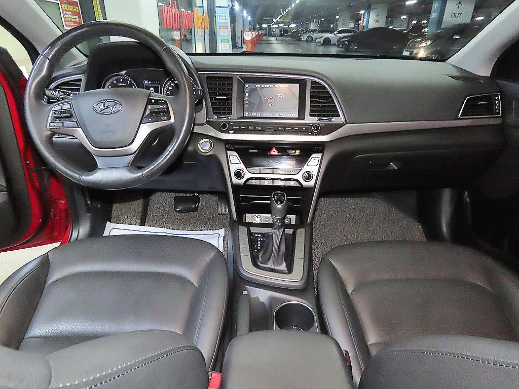 HYUNDAI Avante - Vista 10