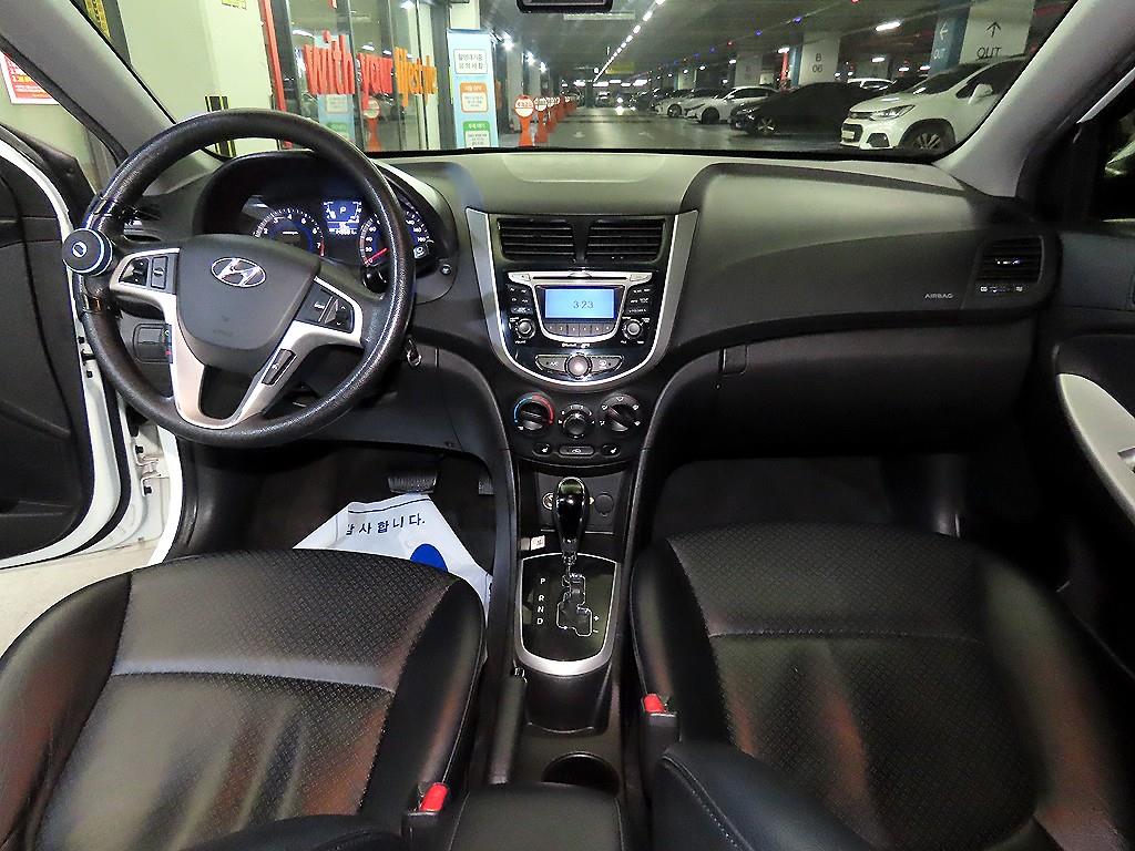 HYUNDAI Accent - Vista 10