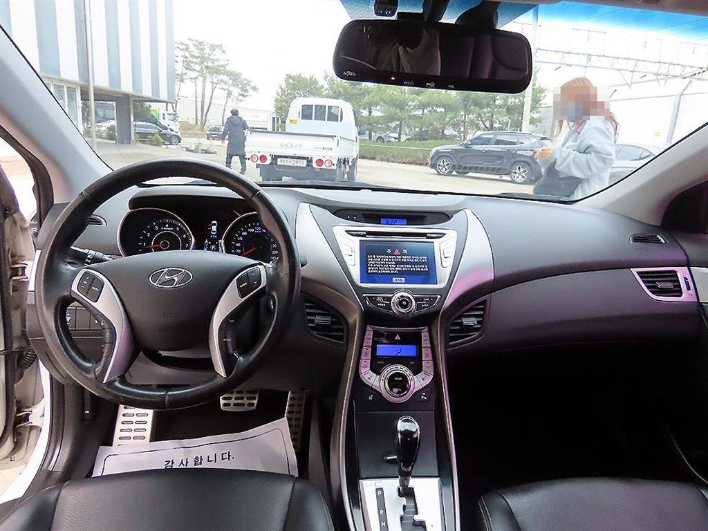 HYUNDAI Avante - Vista 7