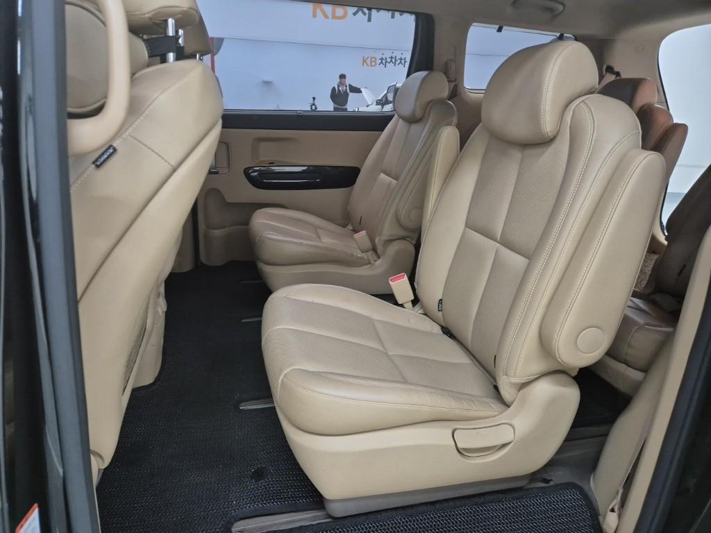 KIA Carnival - Vista 12
