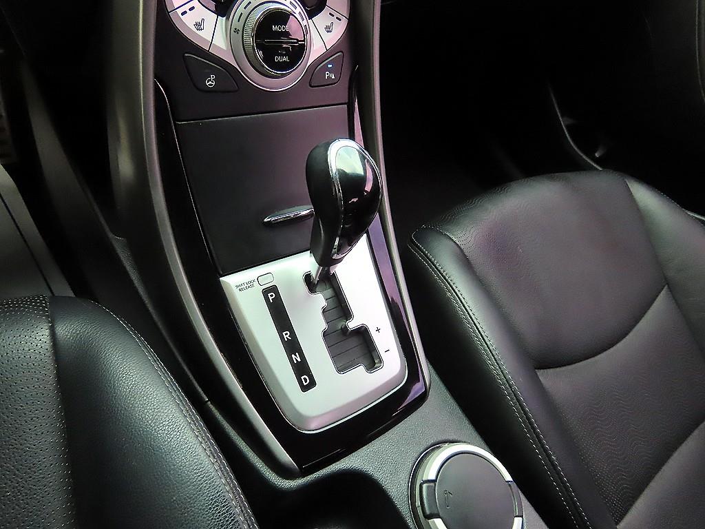 HYUNDAI Avante - Vista 10