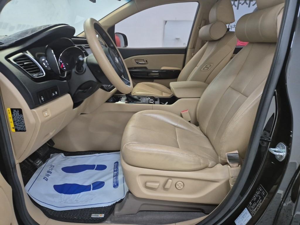 KIA Carnival - Vista 11