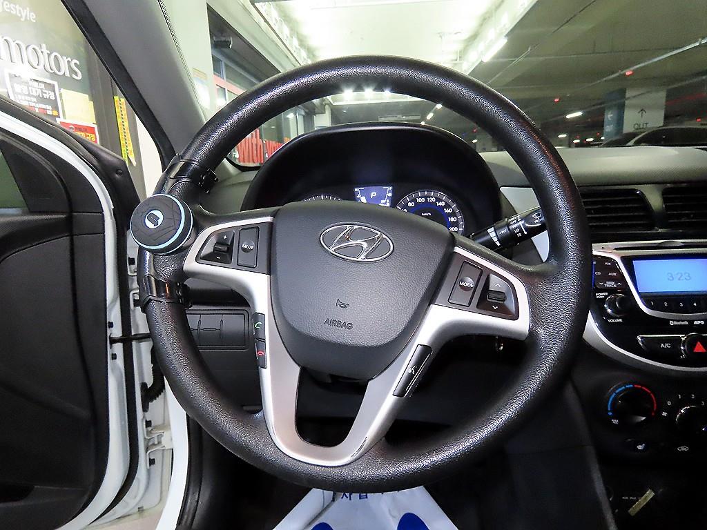 HYUNDAI Accent - Vista 8