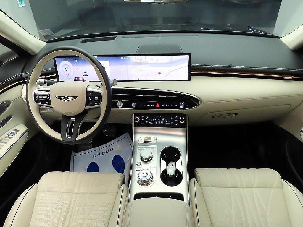 Genesis GV70 - Vista 8