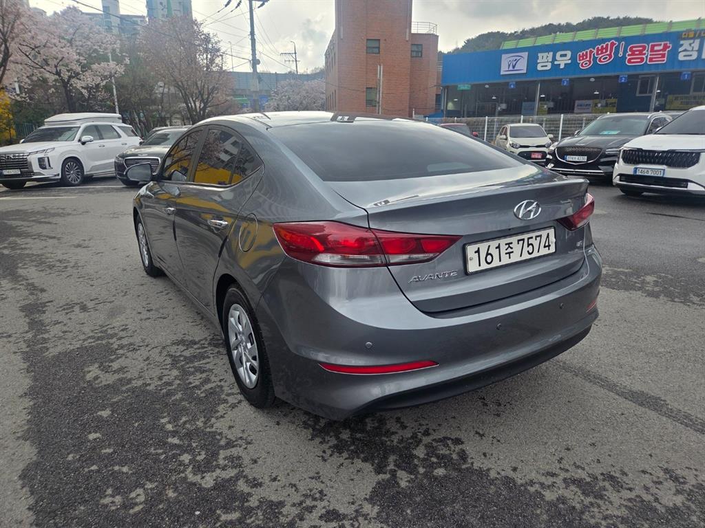 HYUNDAI Avante - Vista 5