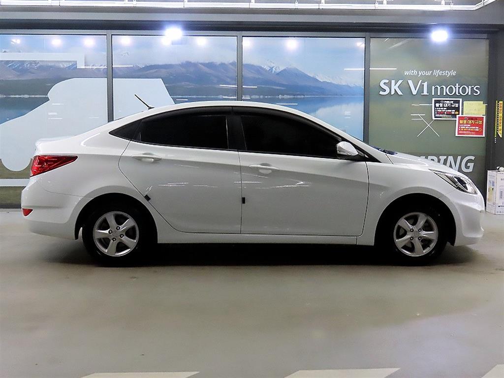 HYUNDAI Accent - Vista 3