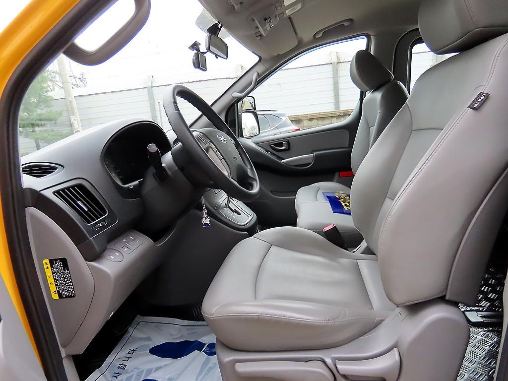 HYUNDAI Starex - Vista 5