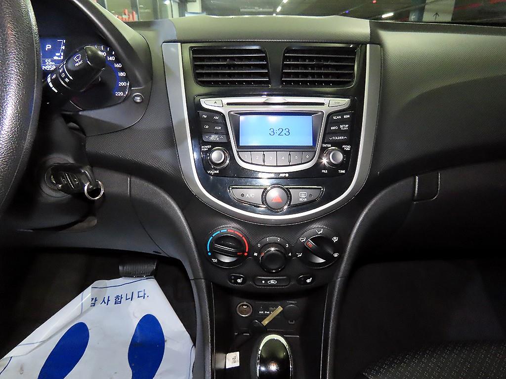 HYUNDAI Accent - Vista 11