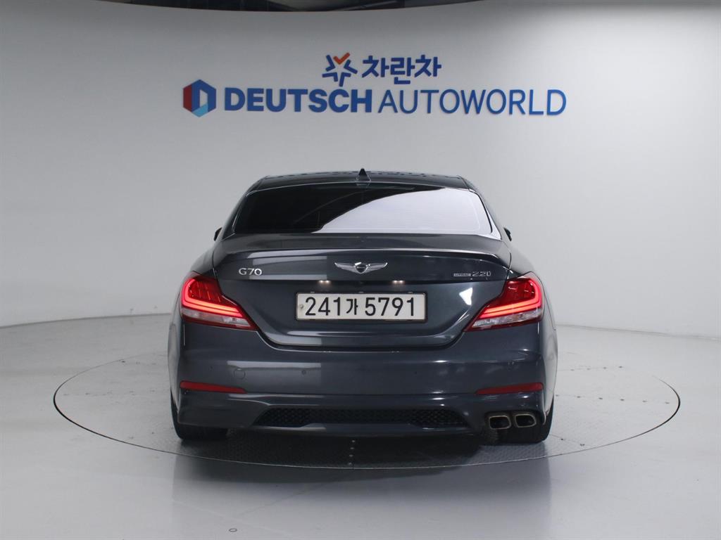 Genesis G70 - Vista 4