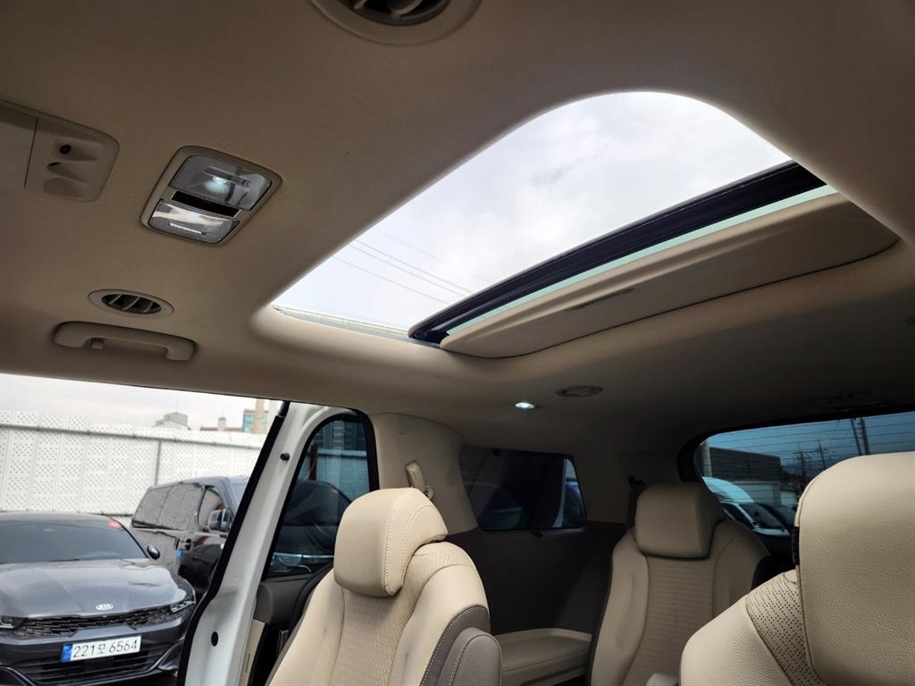 KIA Carnival - Vista 9