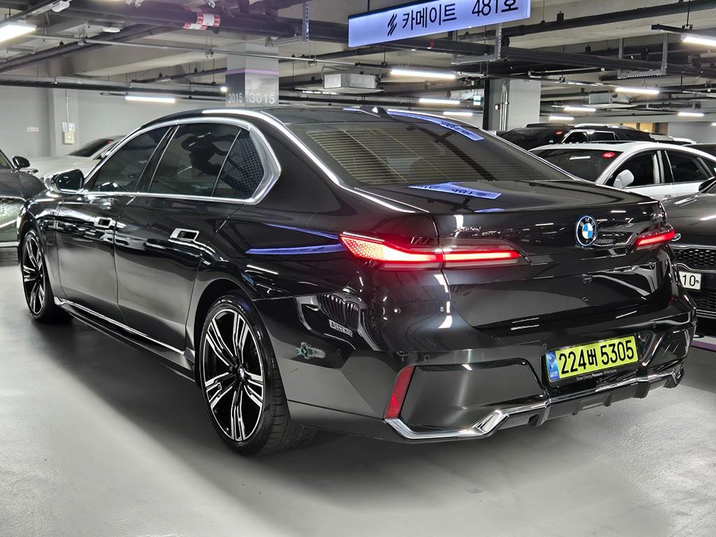 BMW 7 Series - Vista 3