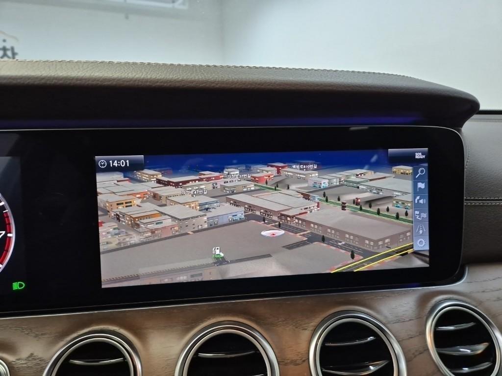 Mercedes Benz E class - Vista 12