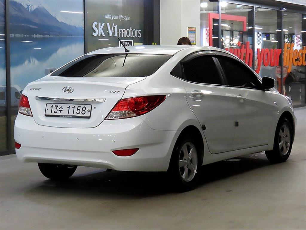 HYUNDAI Accent - Vista 4