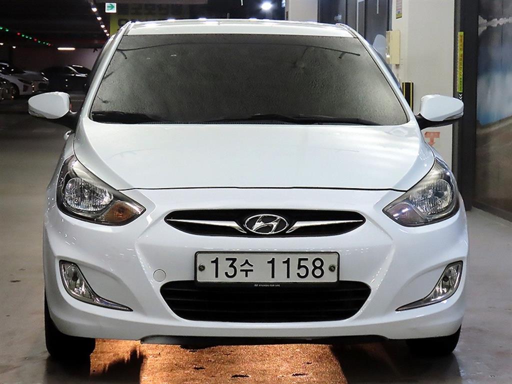 HYUNDAI Accent - Vista 2