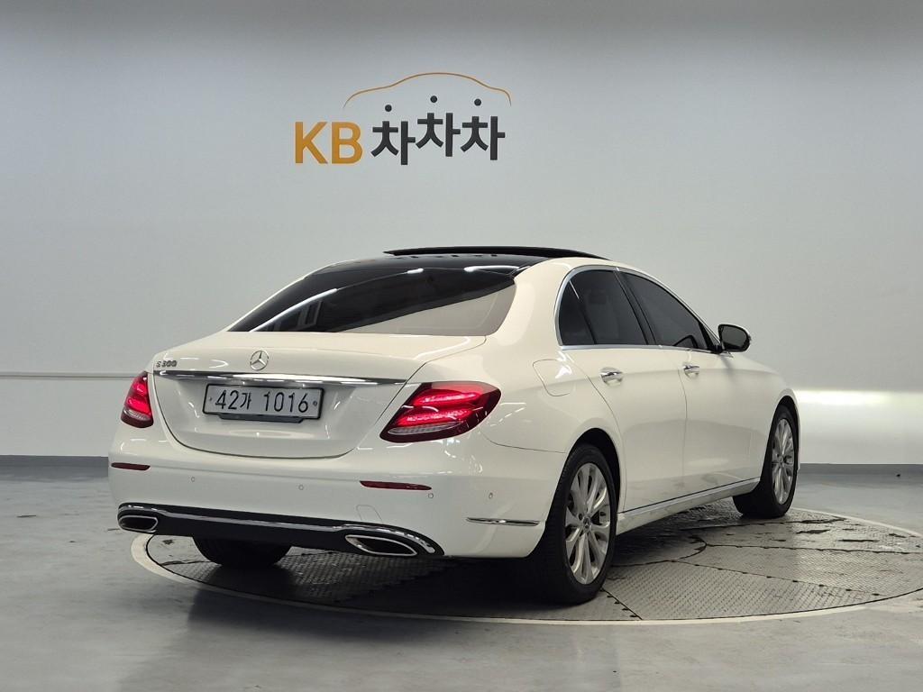 Mercedes Benz E class - Vista 3