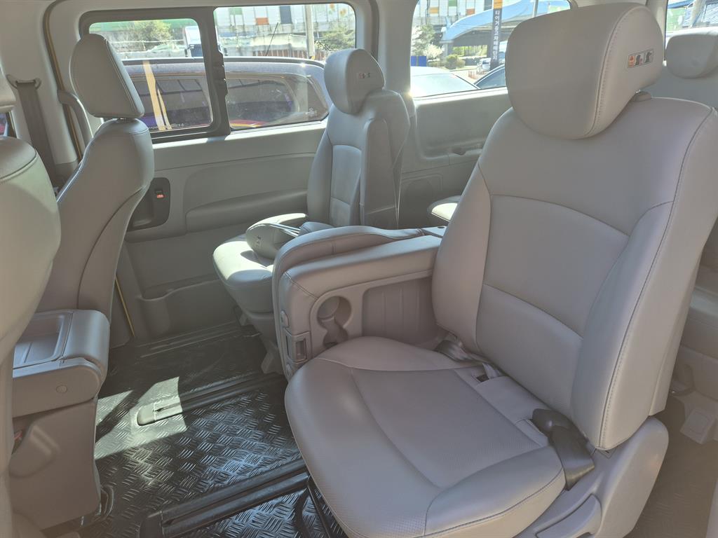 HYUNDAI Starex - Vista 7