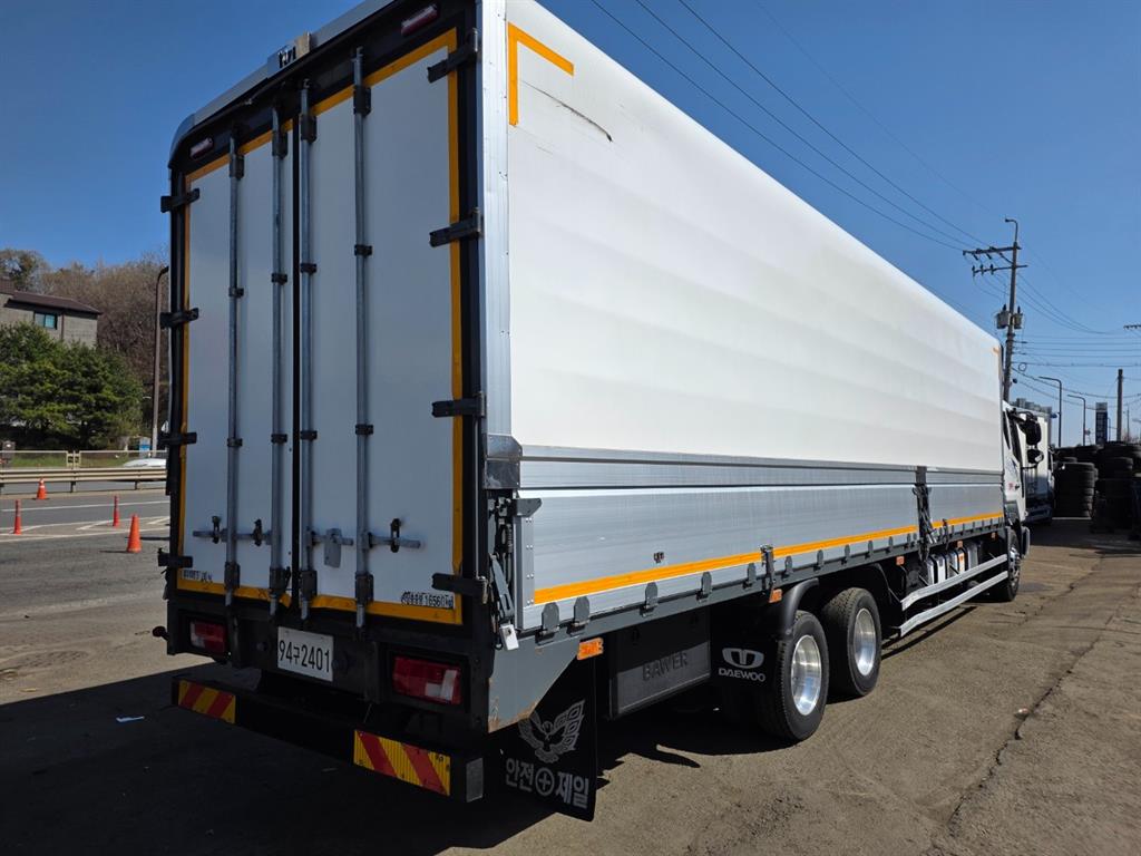 medium and large cargo truck - Vista 5