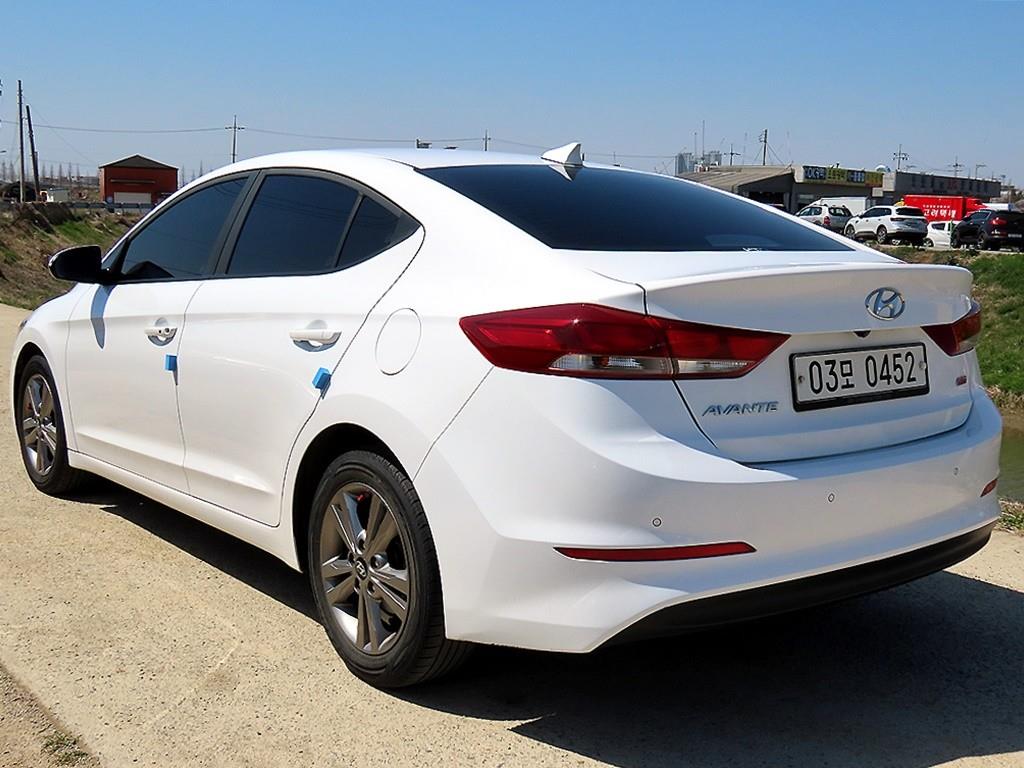 HYUNDAI Avante - Vista 3