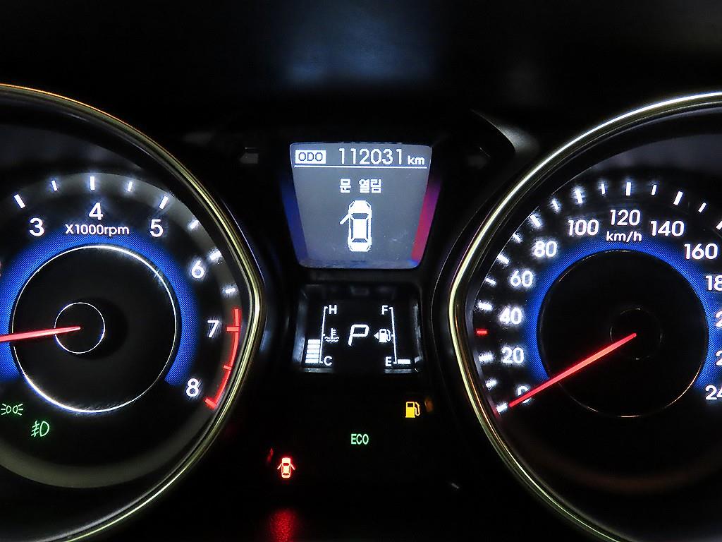 HYUNDAI Avante - Vista 9