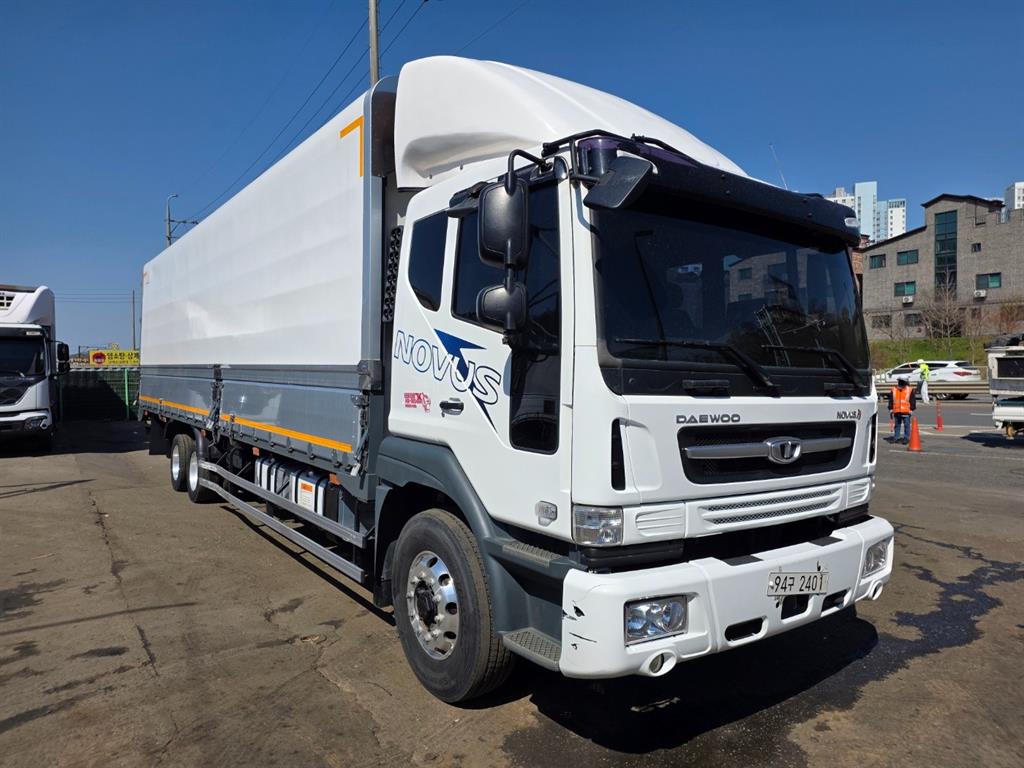 medium and large cargo truck - Vista 2