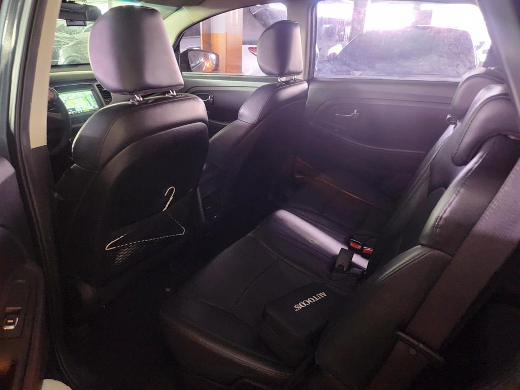 KIA Carens - Vista 9