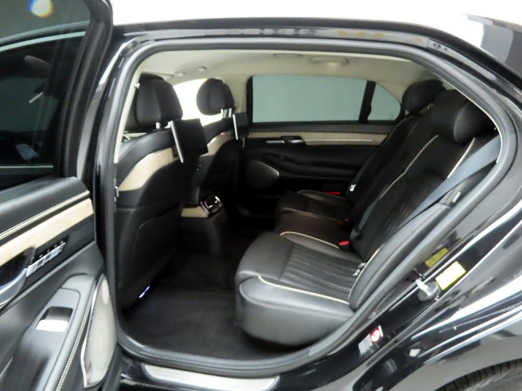 Genesis G90 - Vista 12